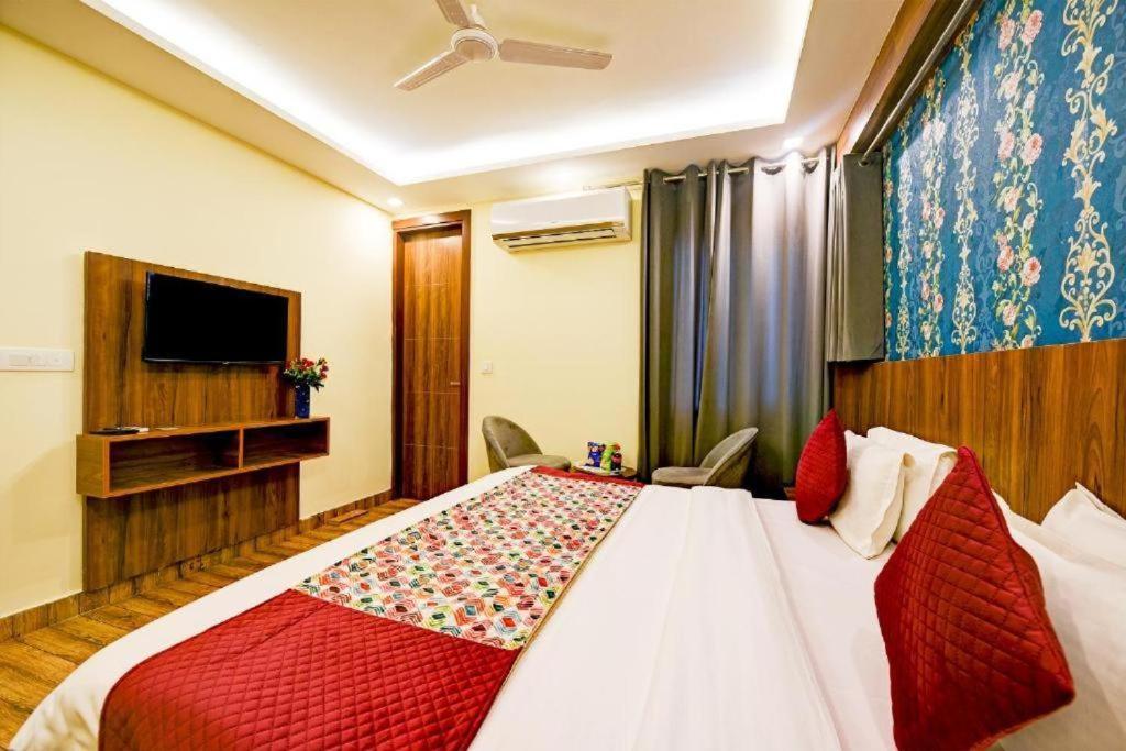 Hotel Rosewood Near Delhi Airport Нью-Дели Экстерьер фото