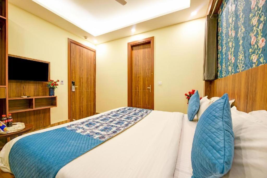Hotel Rosewood Near Delhi Airport Нью-Дели Экстерьер фото
